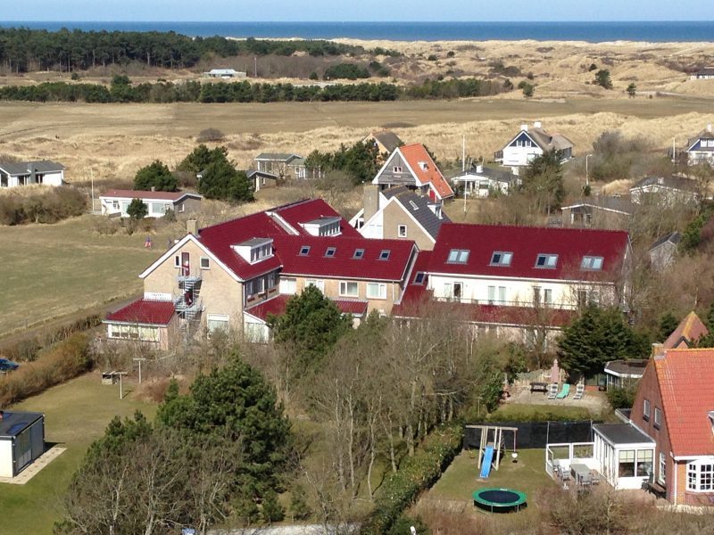 Overzicht omgeving hotel bos en duinzicht op Ameland